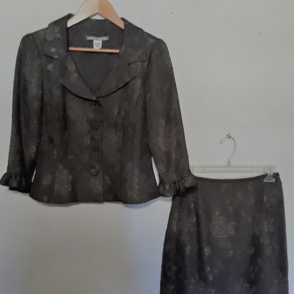 MAGGIE LONDON 2pc Skirt Suit Size 4